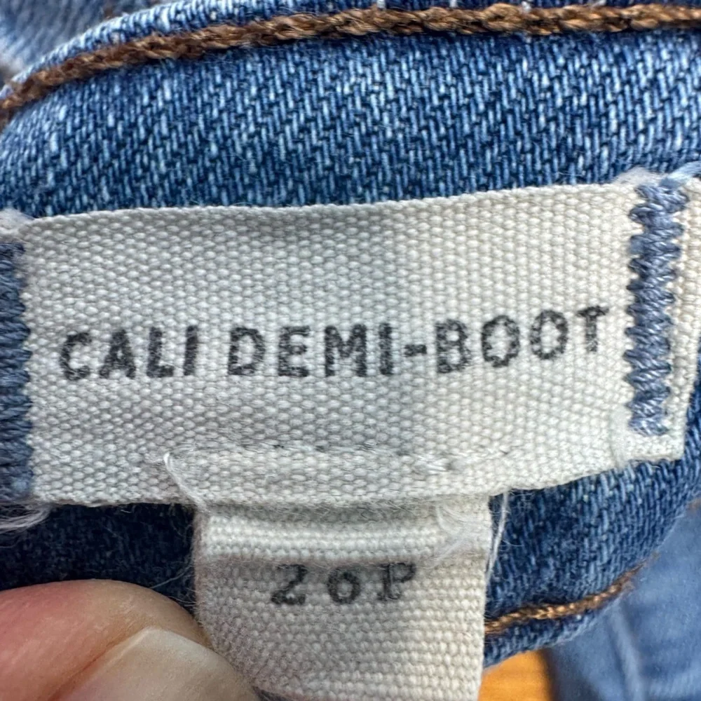 Madewell Petite Cali Demi-Boot Jeans in Bess Wash: Button-Front Edition - Picture 7 of 10